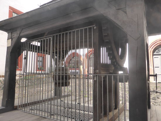 das hölzerne Brunnenhaus mit seinem Räderwerk entstand im 18. Jh.