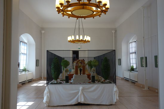 die festliche Tafel war zum Schutze natürlich mit Gaze abgedeckt, so dass Fotos nur aus einer 'hohen' Perspektive gemacht werden konnten