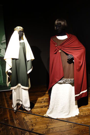 Frauenkleidung des Adels - 10/11. Jh. 
langes Leinenhemd mit schmalen Ärmeln, darüber eine Cotte mit  Brettchenweberei verziert, auf dem Kopf ein Schapel (Kopfreifen), dazu pantoffelartige Schuhe 
Männerkleidung des Adels - 10/11.Jh. 
langes Leinenhemd mit schmalen Ärmeln, darüber eine Tunika mit langer Borte (Brettchenweberei) verziert, Schlupfschuhe