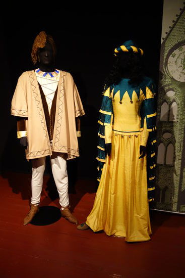 Frauenkleidung aus der Minnesängerzeit - Hochgotik
enger Unterrock, darüber ein modisch enges Kleid mit Höllenfenstern. Zaddeln am Überärmel und am Ausschnitt verziert mit Schellen und Strasssteinen, auf dem Kopf Haarreifen aus gedrehten Bändern
Kleidung Deutscher Mann - um 1450
plissiertes Seidenhemd mit aufwändiger Zierstickerei, darüber eine Schecke (Vorläufer der Jacke) mit geschlitzten Ärmeln und einem Umghang aus reiner Wolle mit geschnürter Stickerei, dazu Beinlinge und Knöchelschuhe, auf dem Kopf ein Turban auf dem Kopf ein Turban