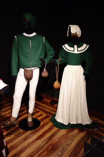 Kleidung einer deutschen Wirtschafterin - 16. Jh. (Renaissance)
Kleid mit Koller (damals Goller), darüber Schürze aus Leinen, kleiner Lederbeutel, Wollstrümpfe und Pantoffeln, auf dem Kopf eine Haube aus Leinen
Kleidung eines deutschen Bauer - 16. Jh. (Renaissance)
einfaches Leinenhemd, darüber ein Wams mit langen Ärmeln aus Wolle, Hosenlatz (Schamkapsel), kleiner Lederbeutel, Leinenstrümpfe mit Bundschuhen (Symbol der Bauernaufstände), auf dem Kopf Hut mit Ohrenklappe