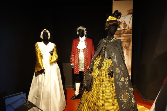 Kleidung einer Dienerin um 1745 (Rokoko)
nach dem Gemälde von Liotard „Das Schokoladenmädchen"
Seidenhemd, Brusttuch, Rock aus Seide und Schürze aus Leinen,  darüber eine Caraco (kurze Schoßjacke), auf dem Kopf eine Haube
Frauenkleidung - erste Hälfte 18. Jh. (Rokoko)
Seidenhemd iweiter Rock darunter Reifrock mit Hüft- und Gesäßpolstern. Mieder mit Ärmeln und Schleppe, dazu ein sehr aufwändig bestickter Muff, bestickte Seidenstrümpfe, Schuhe, typische Rokokofrisur
Männerkleidung - erste Hälfte 18. Jh. (Rokoko)
Seidenhemd mit Jabot, Brokatweste, Culotte (Kniehose),  darüber ein 
Justaucorps (Jacke) mit handgefertigtem Kordelschmuck, bestickte  Seidenstrümpfe, Schuhe, eine schwarze Schleife im Haar (Solitaire)