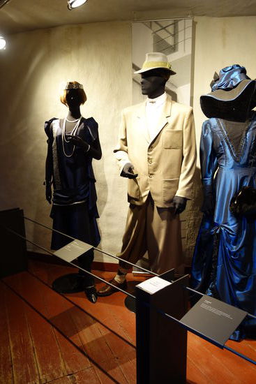 Frauenkleid - 1920er Jahre (Charleston)
mit Pailletten verziertes Abendkleid, besticktes Haarband, Perlenkette und Lederschuhe
Herrenmode - 1920er Jahre
Sportanzug mit Knickebocker