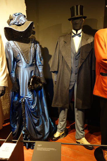 Frauenkleid - um 1900
Unterrock, darüber ein Kleid in Sanduhrsilhouette mit Schinkenärmeln, Stehkragen, dazu ein Hut mit Schleier