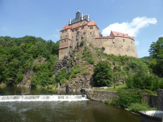 Burg Kriebstein wurde ab 1384 als Wohn- und Herrschaftssitz von der Familie von Beerwalde erbaut. Im Prinzip ist sie eine Kombination aus Turm- und Ringburg auf einem ovalen Grundriss. Sie wechselte häufig den Besitzer und wurde zuletzt bis 1945 von einer Famlie von Arnim bewohnt.