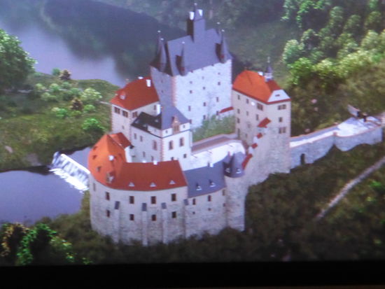 Auf der Felsenklippe erhebt sich der monumentale Wohnturm mit einer Höhe von 45 Metern. Seine spätmittelalterlichen Erkertürmchen und der Dachreiter erzeugen die unverwechselbare Dachsilhouette der Burg. (Foto aus der Videovorstellung zur Baugeschichte)