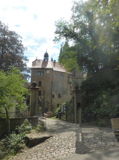das Torhaus ist ungewöhnlich groß und erreicht die Höhe der übrigen Bauten