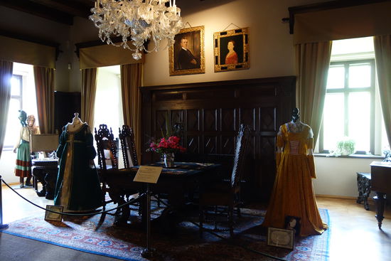 auf den Gemälden:
Hans Carl II v. Arnim * Merseburg 27.6.1802, + Kriebstein 17.04.1857 
verh. Bertha Marie Nehrhoffv. Holderberg *  Gebersbach 14.2.1811, + 20.4.1876