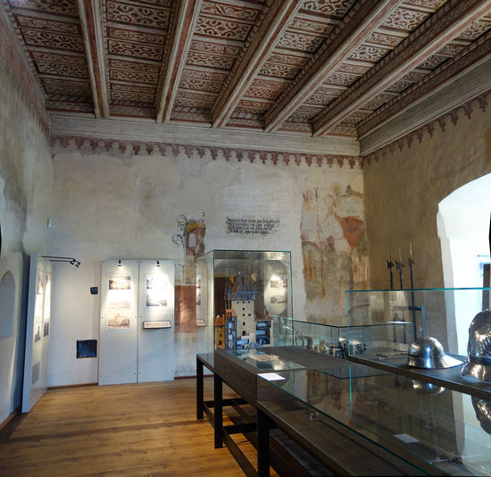 bemerkenswerte Holzdecken und Wandbemalungen im alten Festsaal