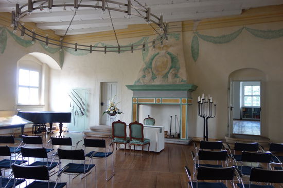 Das Kaminzimmer dient als Saal für Veranstaltungen und Trauungen, zeigt jedoch auch die Geschichte als kurfürstliches Jagdschloss.