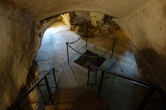 Im Verlies wird in einem Hörspiel die Geschichte des Böttgers Eckhold erzählt, der als Mitglied der kriminellen Lips-Tullian-Bande 1712 bis zu seiner Hinrichtung hier inhaftiert war.