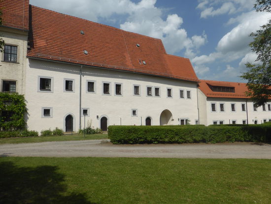 so schließen sich mehrere Gebäude - im Norden der Küchenbau (2.H. 17.Jh.) - ehem. Gefängnisse