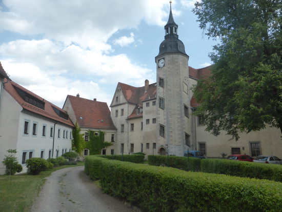und im Osten die Rentschreiberei (1631) und Dechanei (14. Jh. - Zeit als Burg Nossen zum Domkapitel von Meißen gehörte - an.