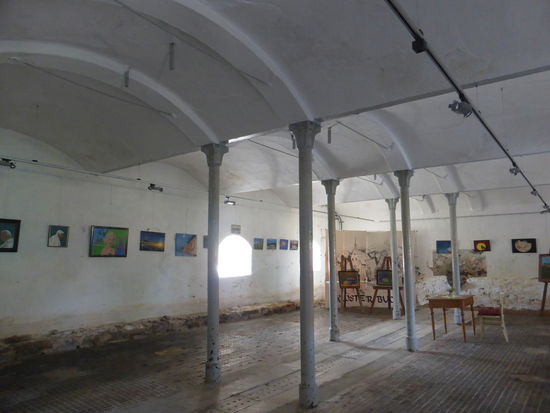 Die Kappendecken in den Ställen sind erhalten - dort finden Ausstellungen statt.