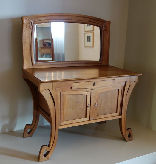 Frisierkommode mit schwenkbarme Spiegel , 1897