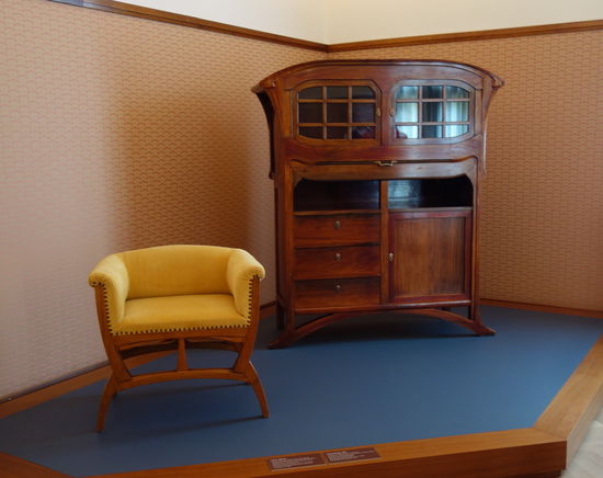 Sessel - 1901/02 aus anderer Wohnung
und Notenschrank - 1897 - Ausführung van de Velde