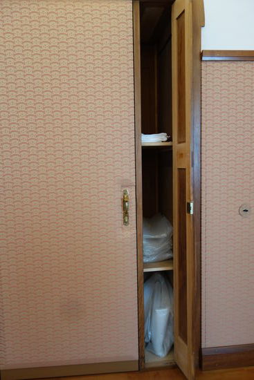 durchdachte Details - wie ein von der Diele bestückbarer Schrank, dem man Tischwäsche im Zimmer entnehmen konnte.