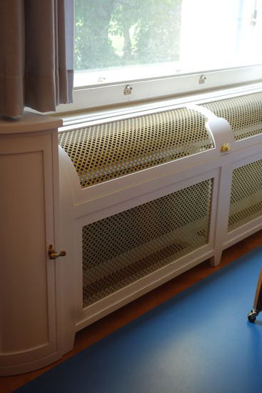 Heizkörperverkleidung mit angebauten Stauschränken