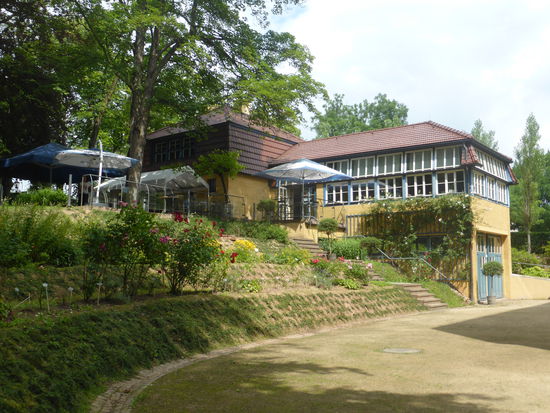 die heute als Restaurant genutzte Remise stammt aus der gleichen Zeit  wie die Villa