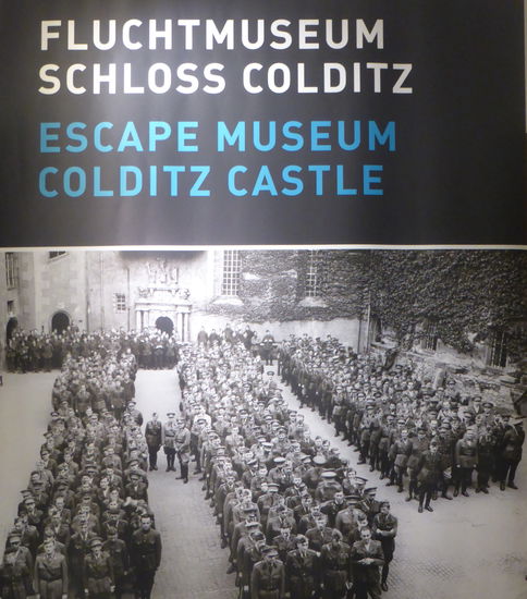 Gefangenenlager Oflag IV C - OFLAO IV C
Das Kürzel Oflag steht für Offiziersgefangenenlager. Es gab aber auch Stalags (Stammlager) für die Mannschaften oder Dulags (Durchgangslager). Seit Kriegsbeginn am 1. September 1939 wurden in den 22 Wehrkreisen des Reiches Kriegsgefangenenlager eröffnet. Diese waren mit römischen Ziffern gekennzeichnet. Die Zahl IV gehörte zum Wehrkreis Provinz Sachsen. Ein Großbuchstabe präzisierte das Lager auf dem jeweiligen Ort. So ergab sich für Colditz also Oflag IV C.
Nach dem Krieg wurden vor allem in Großbritannien die Geschichten der Gefangenen aus Colditz zu populären Legenden.
