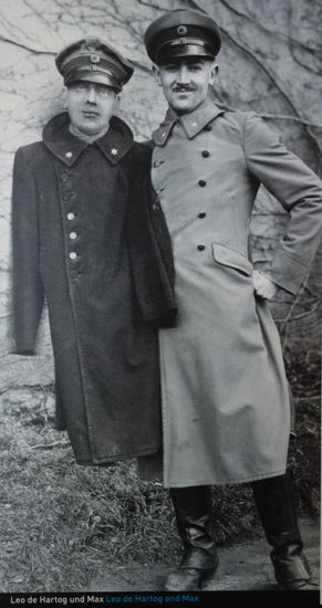 So wurden Pappmaschee-Puppen für den Appell von 'abwesenden' Gefangenen hergestellt - hierzu wurden Stoffe umgefärbt und  Mantelknöpfe aus Stanniol produziert.