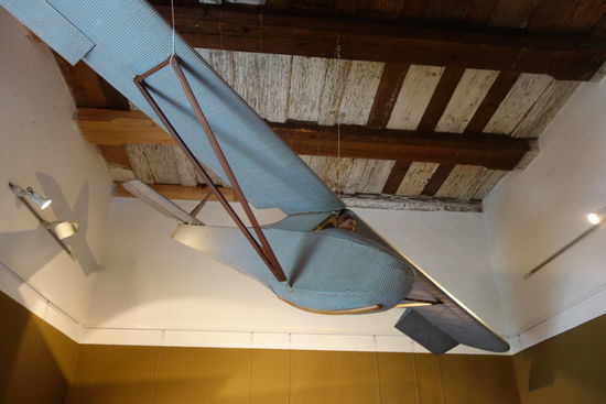 Sogar ein Segelflugzeug wurde von britischen Gefangenen ab 1944 auf dem Dachboden des Kirchenhauses gebaut. Während des Krieges kam der Gleiter jedoch nicht zum Einsatz.