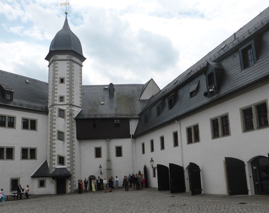 In der schlanken Margarete ist das Standesamt untergebracht, überhaupt scheinen z.Zt. in Sachsen alle zu heiraten. Gestern war ja auch der 7.7.17! Auf den dicken Heinrich steige ich ausnahmsweise nicht hinaus, da wir ja auch noch zum Schloß Augustusburg und zum Schloß Lichtenwalde wollen.