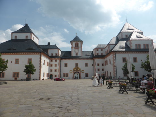 und auch hier wird wieder Hochzeit gefeiert