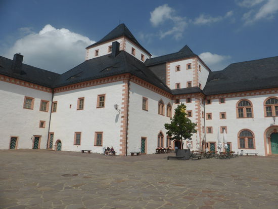 eine riesige Anlage mit zahlreichen stark frequentierten Restaurants und Cafés