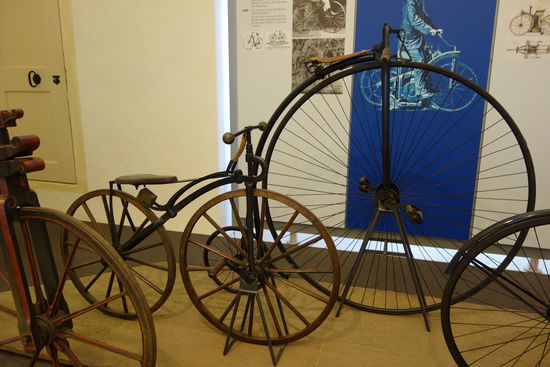 Tretkurbelrad - ca. 1865 und Hochrad - ca. 1880