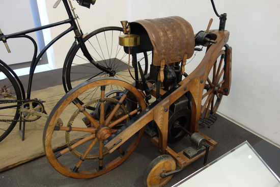 Daimler Petroleumreitwagen - 1885 - Einzylinder-Viertakt