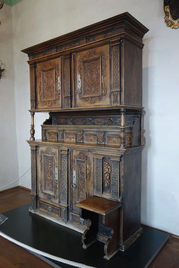 Schubkladenkredenz - 1647 - Besonderheit: mit dem Möbel festverbundener Stuhl - vermutlich für den Tischdiener