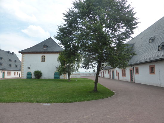 Im Stallgebäude ist das Kutschenmuseum untergebracht, in dem Stadt- und Gesellschaftwagen des 19. und 20. Jahrhunderts und herrschaftliche Wagen aus dem ehemaligen königlichen Marstalls zu Dresden ausgestellt sind.