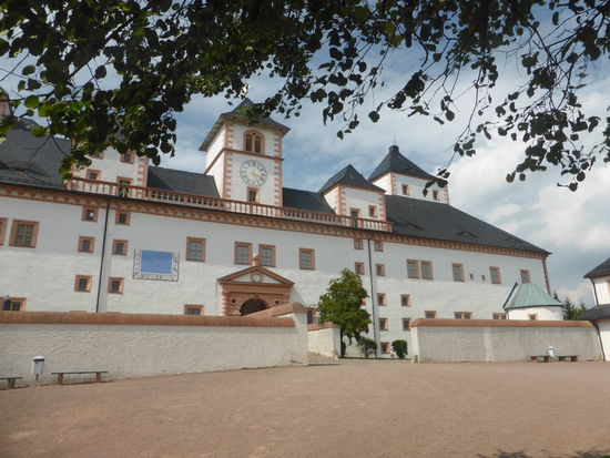 Folgerichtig verlassen wir den Komplex nun durch die Vorderfront