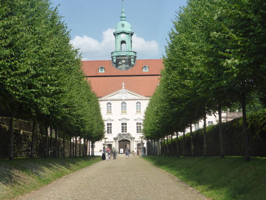 besonders beeindruckend zeigt sich die feinsinnige Gestaltung von Schloss Lichtenwalde, wenn man sich über die Allee annähert