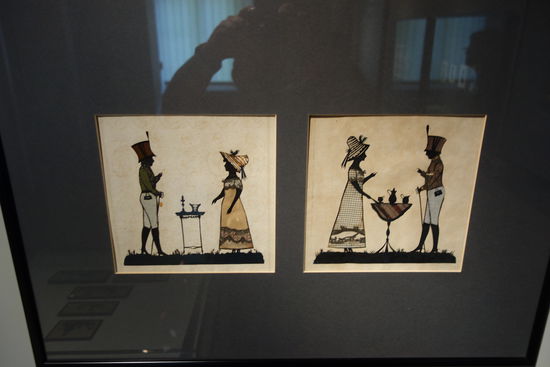 Unbekannter Künstler - zwei Offiziere mit ihren Damen - Scherenschnitte, mit Stoff unterlegt Deutschland, um 1825 / 30