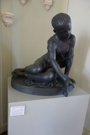 knöchelspielendes Mädchen - um 1800 - Lauchhammer - Eisenkunstguss