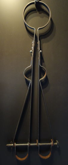 Storch - Ein Storch ist eine metallene Fessel, die im Mittelalter Verwendung findet. Der gefesselten Person wird durch den Storch die Bewegungsfreiheit vollständig genommen. Neben Krämpfen im Unterleib, im Gesäß, im Brustmuskelbereich und in den Gliedern führen Verletzungen durch das Eisen zu tödlichen Infektionen.
Der Storch gehört neben dem Stock zu den grausamsten Fesselmethoden.