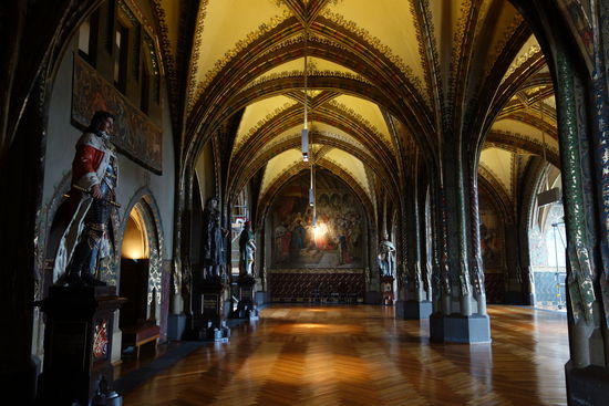 Die Kleine Tafelstube, so benannt, weil sie im 16. Jahrhundert vermutlich der Fürstenfamilie als Speisesaal diente, gehörte vermutlich mit dem darüber liegenden Wappensaal zu einem der für die Albrechtsburg typischen Appartements: Einer beheizbaren Stube samt Schlafkammer mit Abortzugang. Üblicherweise lagen diese Räume nebeneinander, hier jedoch verbindet sie eine in der Mauer verborgene Treppe.
Zu Manufakturzeiten schufen eingezogene Zwischendecken Platz für Kapseldreher, Tonziegelformer und die Zeichenschule. Im 19. Jahrhundert richtete man den Saal erneut als Speisesaal ein.