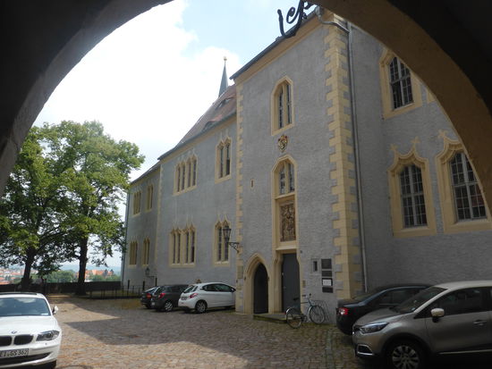 Bischofspalast - erbaut 1.476 bis 1518 im spätgotischen Stil - Sitz der Bischöfe des Bistums Meißen bis 1539, seit 1856 als Gericht genutzt, 1911 im Inneren umgebaut.
