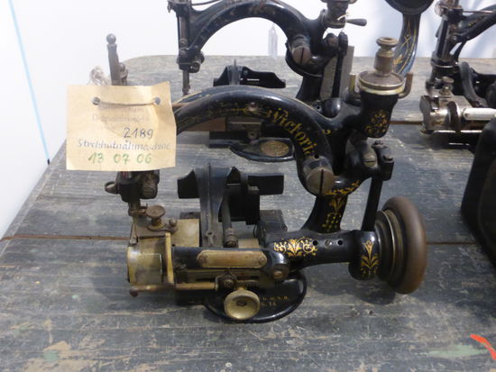 Strohhutnähmaschine