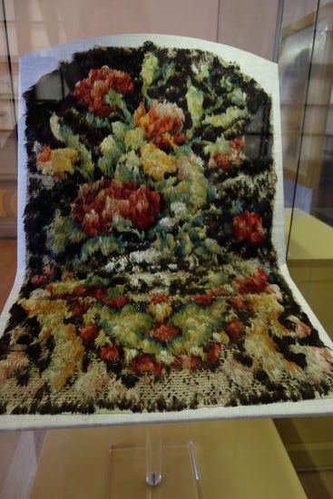 „Gemacht aus Federn aller Farben" - für diese maßstabsgerechte Webprobe wurden 1700 gefärbte un am Kiel beschnittene Entenfedern verarbeitet. Zum Knüpfen der 50 Federfäden benötigte man 15 Stunden. Das WEeben dieses 36x24 cm großen Federgewebes dauerte 7 Stunden. Anfertigung 2003: Cornelia Hofmann, Birgit Tradler, Christa Steinhäuser