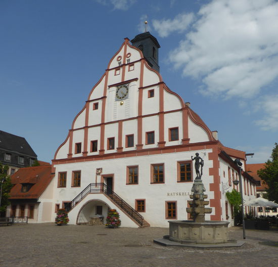 Bei der Restaurierung des Rathauses wurde im Frühjahr 1999 auch die völlig veränderte Fassade sichtbar mit den bemerkenswerten gotischen Details an der massiv ausgeführten Wetterseite. Vor allem aber wird seit Jahrhunderten erstmals wieder die schöne Freitreppe genutzt, um über neue Porphyrtuff-Stufen in das Obergeschoß zu gelangen!