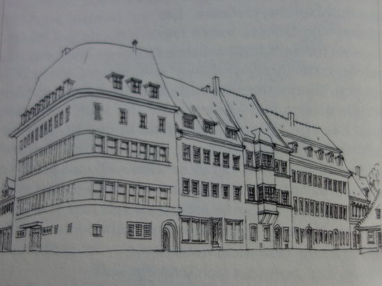 Ein vorbildlicher Bau der Jahre 1929/30 ist die in der Zeichnung links zu sehende Sparkasse (Markt 13), errichtet vom Nerchauer Architekten Hugo Koch, der die Idee der Gartenstadt in Deutschland verbreitete.
