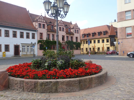Vergleich - früher und heute - der Erkerbau beherbergt heute ein griechisches Restaurant - der repräsentative links daneben ist heute das Standesamt.