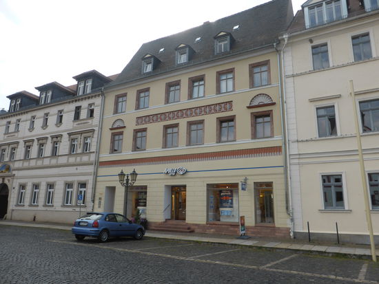 Markt 18 - Nach diesen Gebäuden stoßen wir auf das repräsentative Wohnhaus Nr. 18, den alten Grimmaern als -Cafe Winkler« bekannt. Dort hatte der nicht zünftige Zinngießer Gottlob Carl Israel Weber um 1800 seine Zinngießerwerkstatt. Er besaß bis zu seinem Tode ein Monopol für zinnerne Klistierspritzen, die er bis nach Madrid und Petersburg vertreiben konnte; damals half ja häufig schon die Drohung mit dem Mittel.