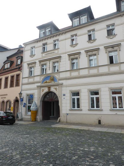 Markt 19 - Das Nachbarhaus Nr. 19, »Der goldene Löwe«, war über die Jahrhunderte das »Grandhotel« der Stadt. Bei Putzarbeiten im Sommer 1989 kam unter der klassizistischen Fassade eine barocke zum Vorschein, doch zum Restaurieren war damals weder Zeit noch Geld da. Leider gelang es in den letzten Jahren nicht, dieses Gebäude mit seiner interessanten Hofbebauung, zu der eine große Obergeschoßlaube gehörte, angemessen zu sanieren.