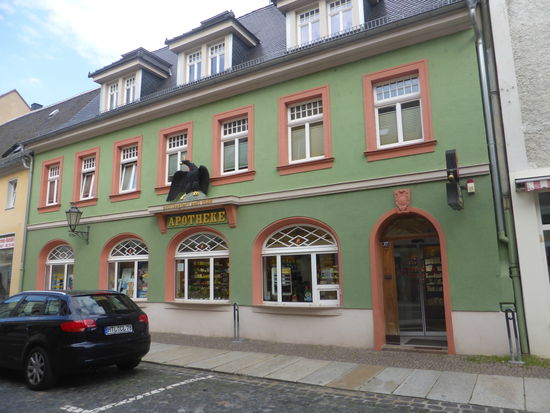 Im Haus Lange Straße 37 befindet sich seit 1630 die erste staatlich bestätigte 'privilegierte'  Apotheke Grimmas