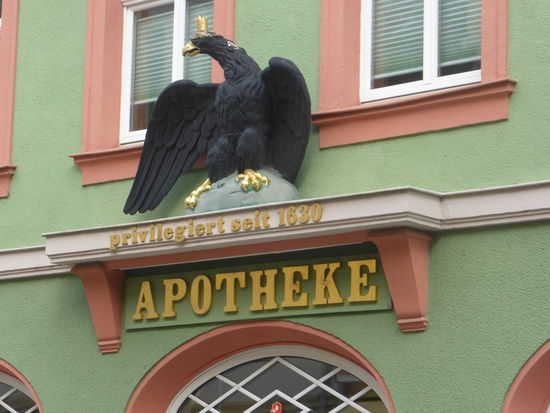 in der Mitte der Fassade prangt der symbiolishe schwarze Adler