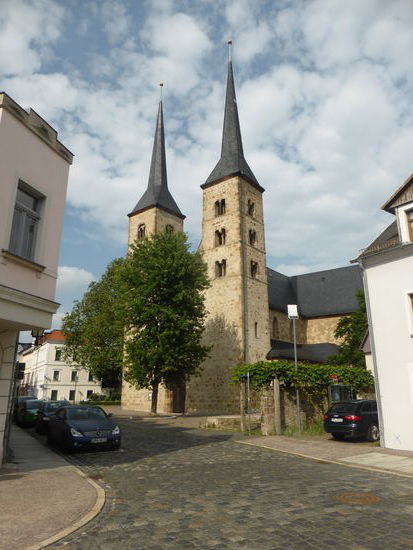 Frauenkirche - Mit reichlich 40 m Höhe überragen die Westtürme der Frauenkirche die Stadt weithin. Sie ist Grimmas Hauptkirche und bedeutendstes romanisches Bauwerk. Die "Erklärungssage« weiß von zwei in Seenot geratenen Grimmaer Kaufleuten zu erzählen, Brüdern, die gelobten, wenn sie den Sturm überstehen würden, ihrer Heimatstadt zwei Türme zu stiften. Um sie unterscheiden zu können, habe man sie ein wenig In der Höhe verschieden gebaut.